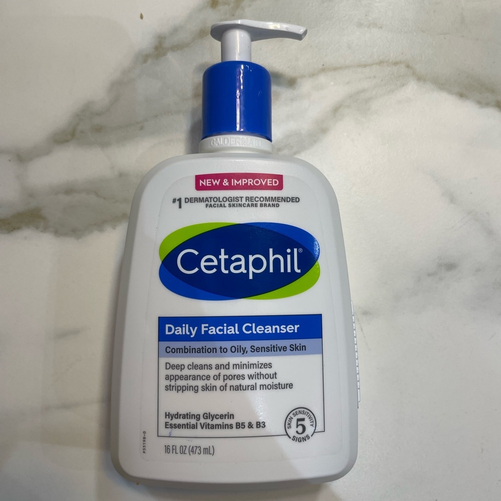 Cetaphil Daily Facial Cleanser for Sensitive, Combination to Oily Skin - 473mL